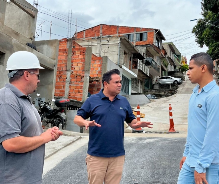 Teco Godoy vistoria obras de pavimentação no bairro Cardoso