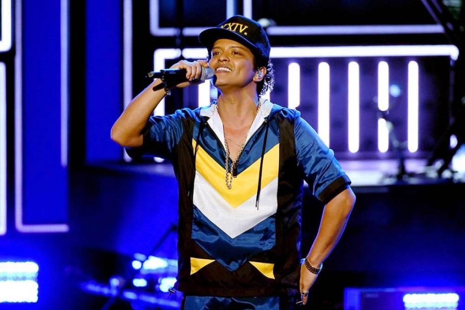 Bruno Mars viaja pelo Brasil ao som de Tati Quebra Barraco