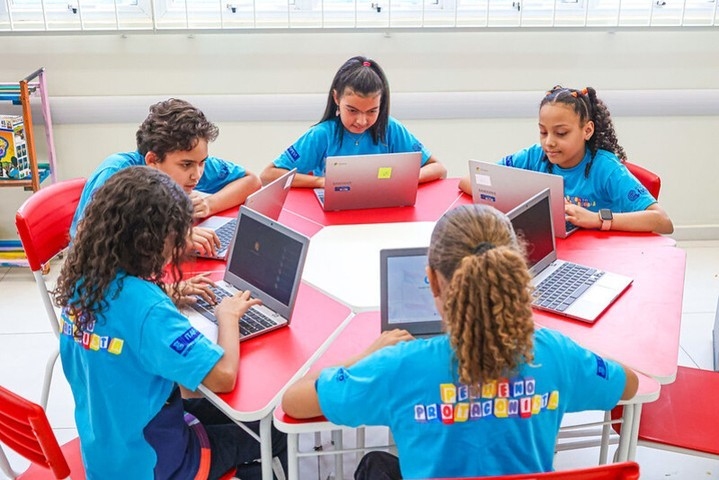 Itapevi entrega mais de 5 mil Chromebooks para alunos da rede municipal 