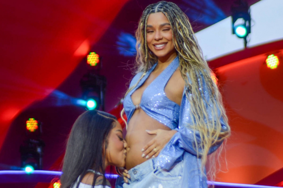 Ludmilla anuncia gravidez da mulher durante show em São Paulo