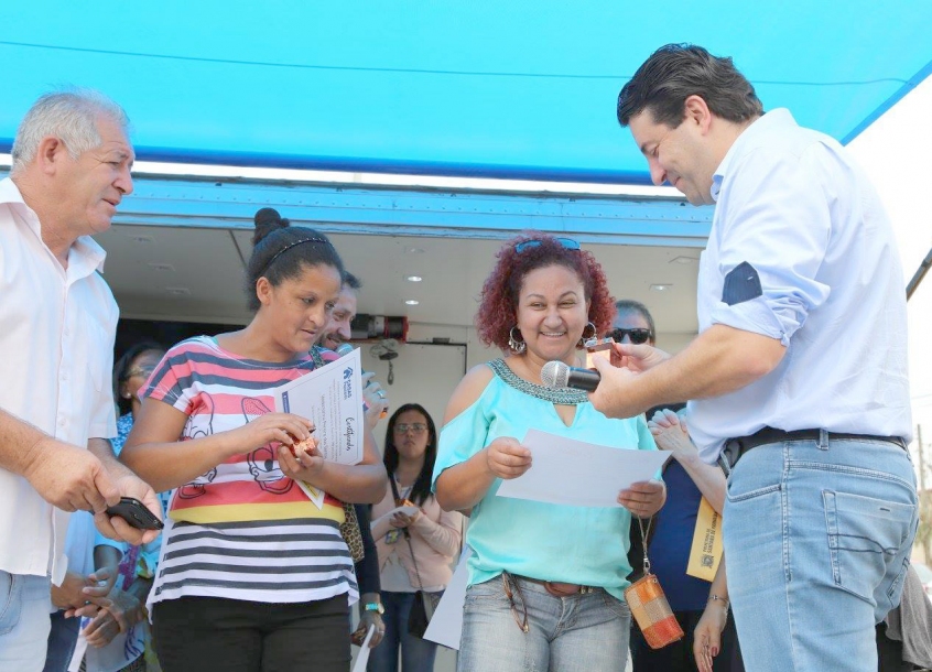 Elvis Cezar entrega mais seis novas moradias em Parnaíba