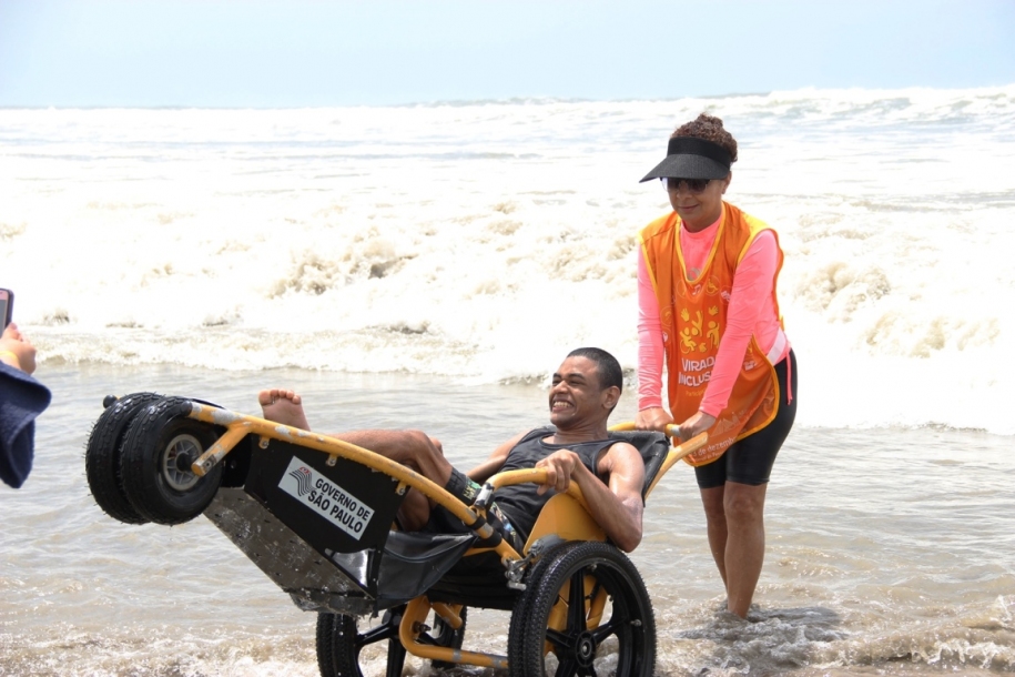 Barueri leva pessoas com deficiência pela primeira vez à praia 