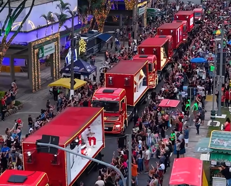 Caravana de Natal da Coca-Cola em Osasco reúne milhares de pessoas 
