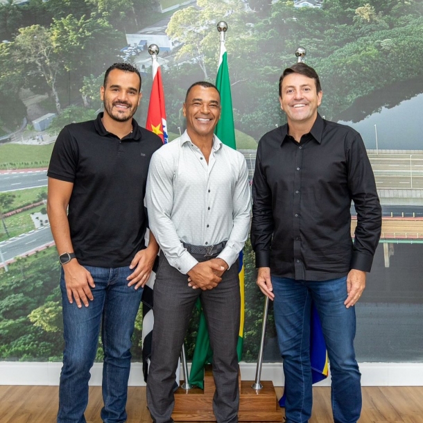 Prefeito Elvis Cezar recebe pentacampeão mundial Cafú em seu gabinete 