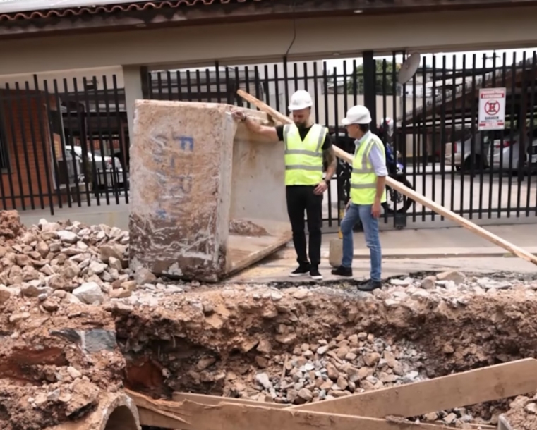 Gerson Pessoa acompanha obras de canalização no bairro Quitaúna 