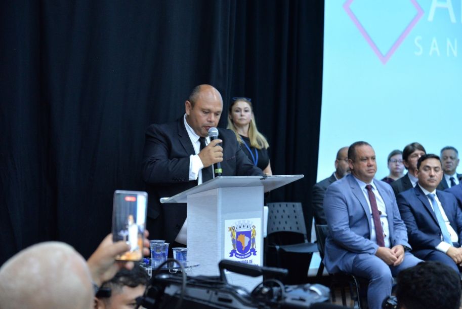 Vereador Hugo Silva assume a presidência da Câmara Municipal de Santana de Parnaíba