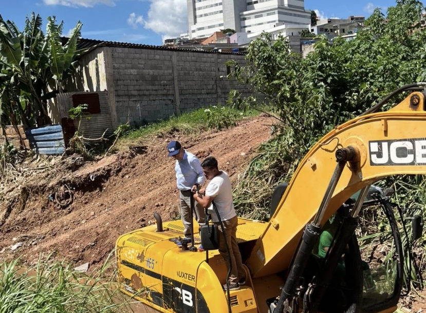 Doutor Sato acompanha obras de infraestrutura no Jardim Brotinho e Vila Rolim