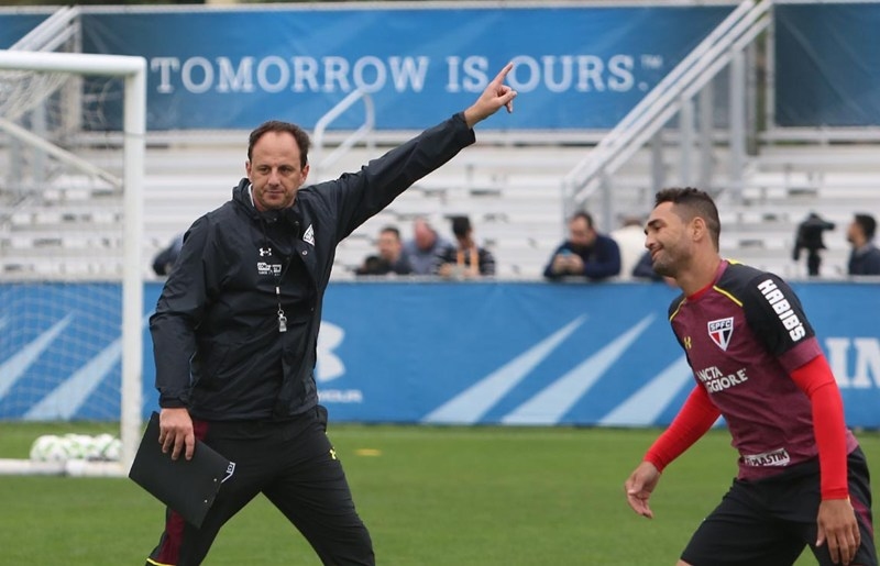 Gilberto se espanta e elogia trabalho de Rogério Ceni como treinador