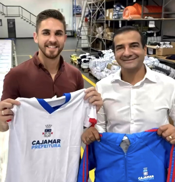 Kauan Berto acompanha produção de uniformes escolares da rede municipal 