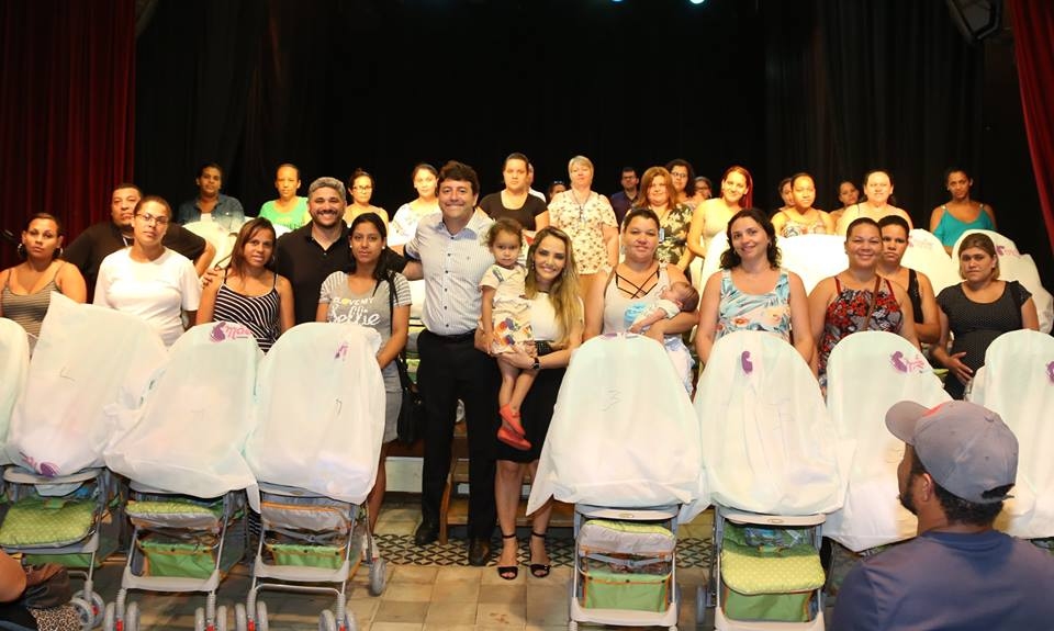 Selma Cezar entrega mais de 120 kits do Programa Mãe Parnaibana