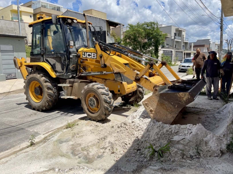 Cajamar realiza mutirão de limpeza de calçadas no bairro Portal dos Ipês