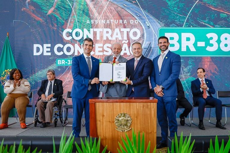 Presidente Lula celebra assinatura de contrato da BR-381