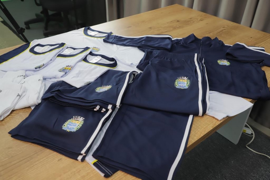 Beto Piteri distribuirá 70 mil uniformes e kits escolares para alunos da rede municipal