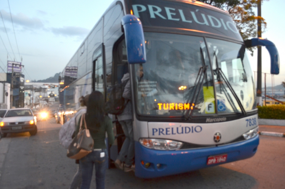Prefeita corta transporte dos estudantes e causa revolta