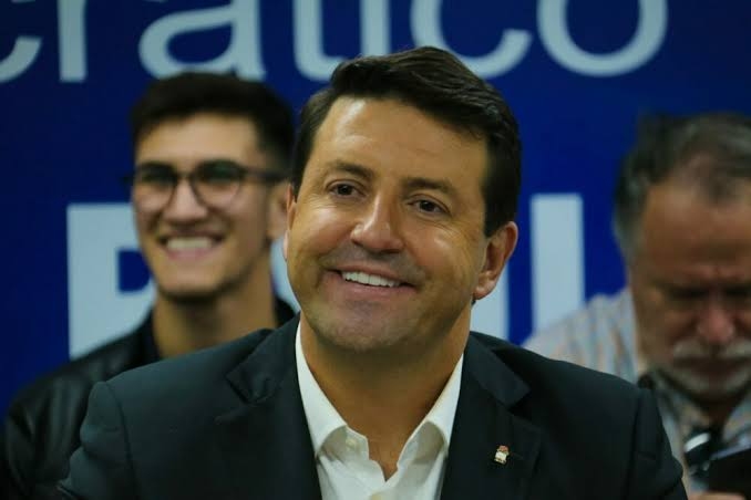 Elvis Cezar reduz o próprio salário e revisa contratos para conter custos públicos