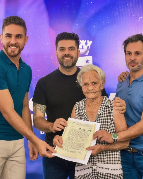 Prefeito Kauan Berto entrega 200 títulos de propriedade na Vila Planalto