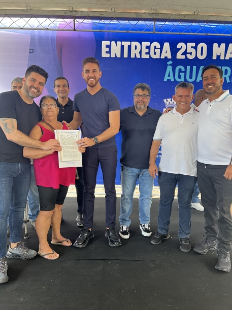 Kauan Berto entrega 250 títulos de propriedade no bairro Água Fria