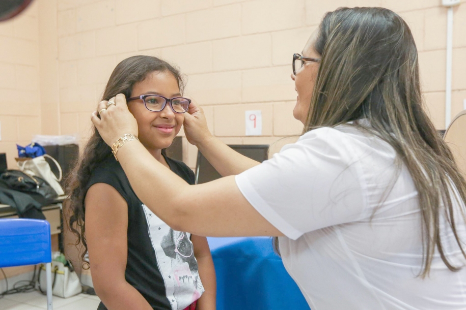 Prefeitura e Eurofarma entregam 127 óculos