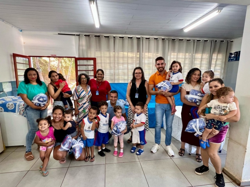 Kauan Berto inicia entrega de kits de uniformes escolares para mais de 17 mil alunos