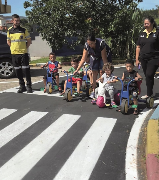 Colégio Monteiro Lobato instala Minicircuito de Trânsito 