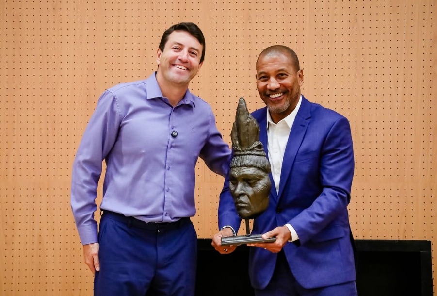 Elvis Cezar homenageia Mauro Silva pela contribuição e dedicação ao futebol brasileiro