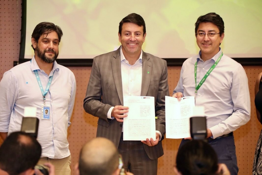 Prefeito Elvis Cezar assina acordo de Cooperação Técnica com a Cetesb