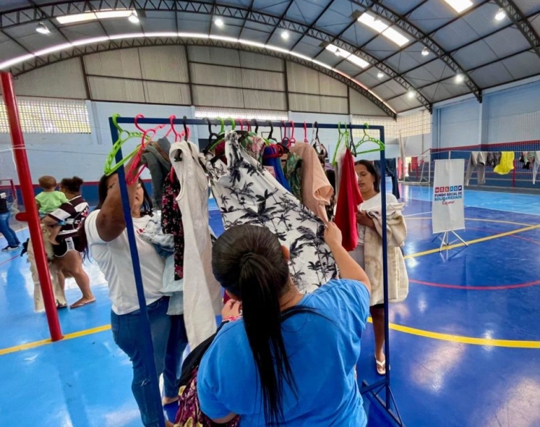 Varal Solidário beneficia famílias de Cajamar com roupa e calçado