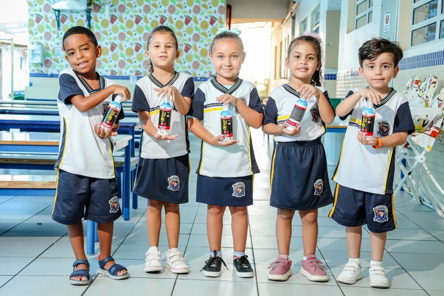 Alunos de Parnaíba recebem material didático e kits de combate a dengue