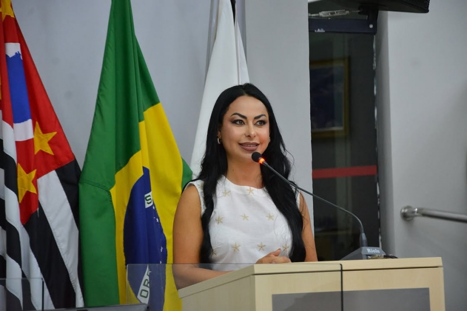  Mirelle Trevisan encoraja mulheres a se fortalecerem durante seu discurso na Câmara de São Roque
