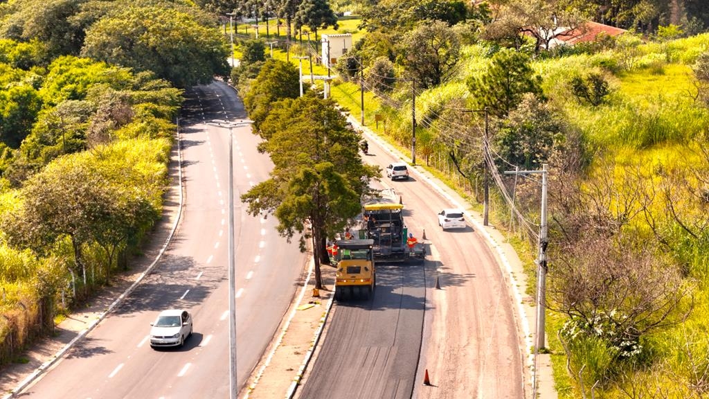 Programa de recapeamento de Barueri realiza reforma na Estrada Velha