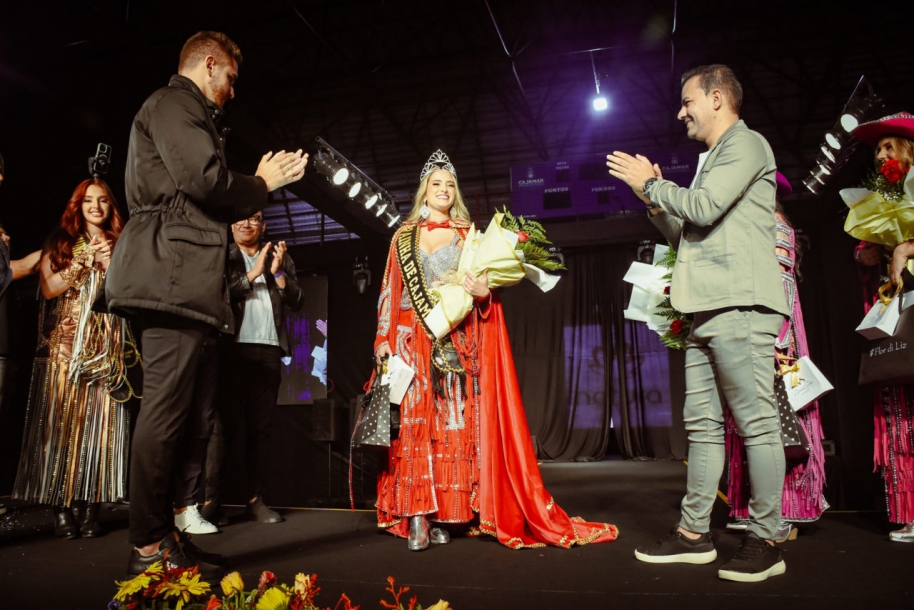 Emanuelle Caroline é eleita Rainha da Festa do Peão de Cajamar 2025