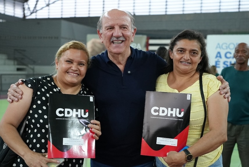 Prefeito Beto Piteri entrega mais de mil títulos de propriedade do CDHU para moradores de Barueri