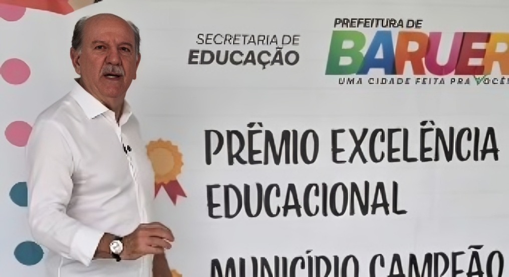 Beto Piteri entrega certificados a escolas de Barueri que foram destaque em alfabetização