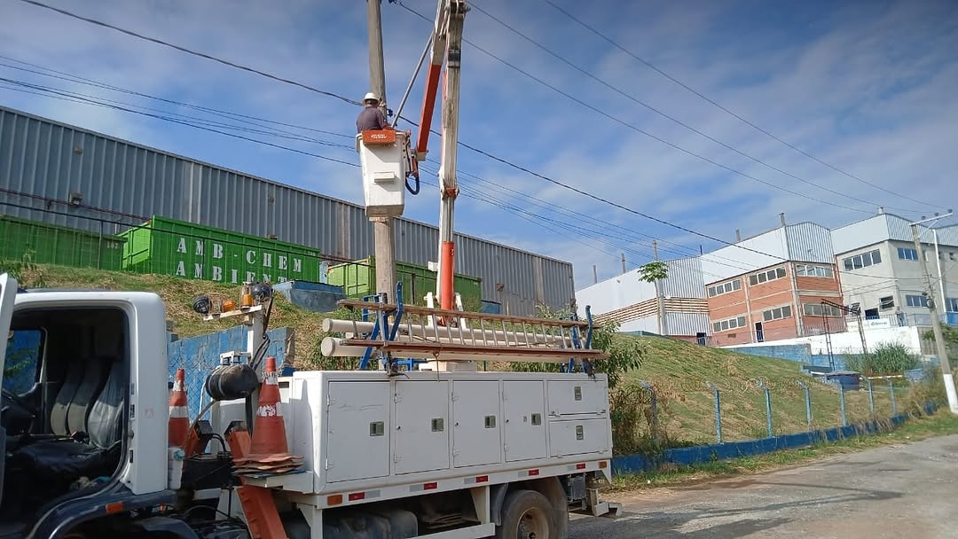 Araçariguama realiza manutenção da iluminação pública em diversos pontos da cidade