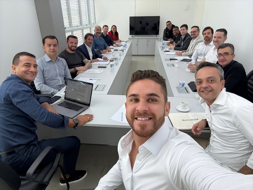 Prefeito Kauan Berto realiza reunião com secretários de Cajamar