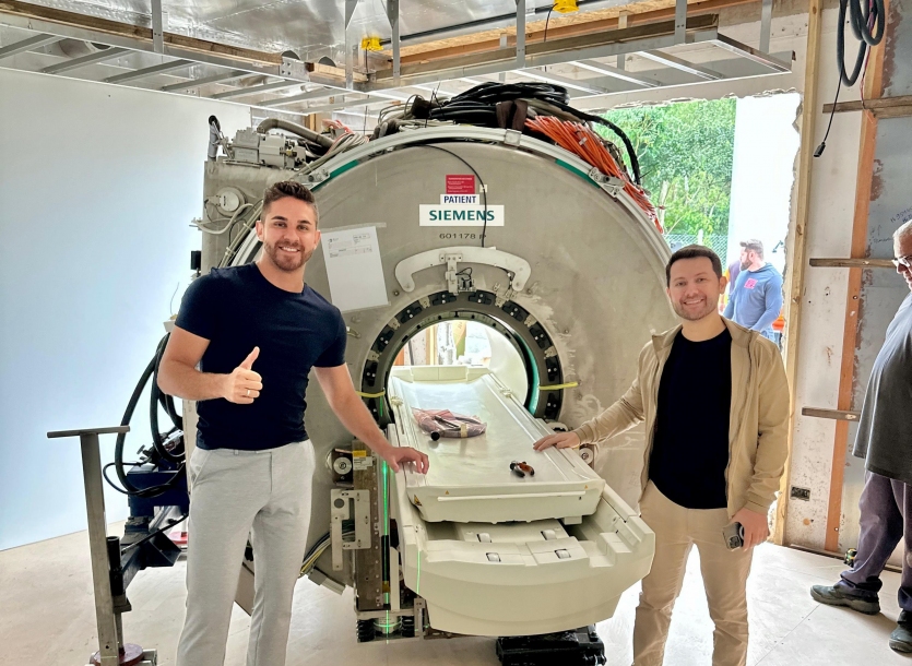 Kauan Berto entrega máquina de Ressonância Magnética em Cajamar
