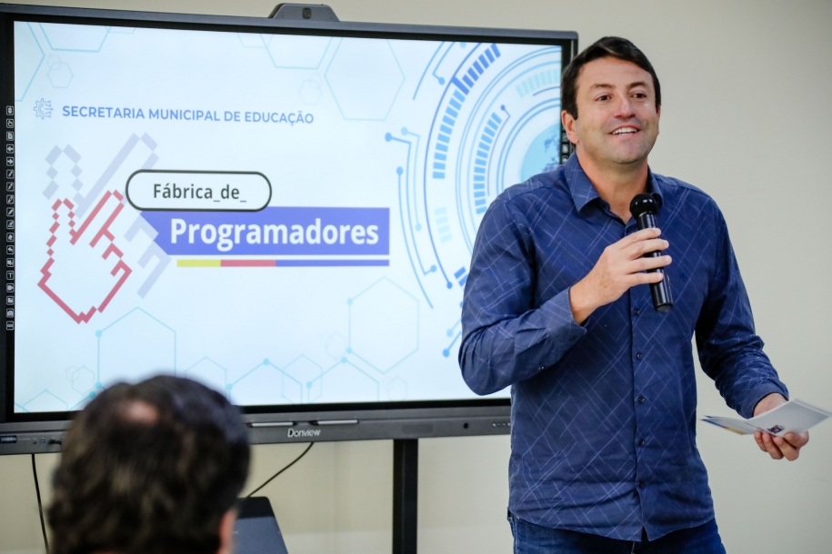 Fábrica de Programadores avança com integração entre gestores e professores