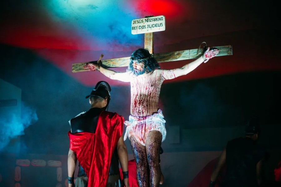 Praça da Matriz recebe pela primeira vez a tradicional encenação da “Paixão de Cristo”