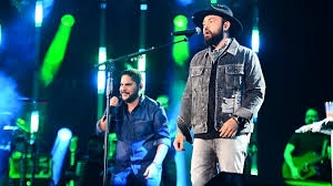 Jorge e Mateus emocionam fãs com quase 80 músicas em estreia da turnê de 20 anos