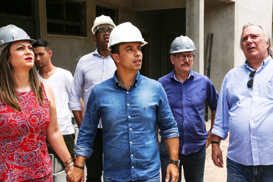 Rogério Lins vistoria obra da Creche Novo Osasco