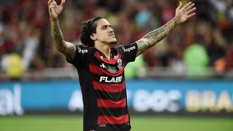 Flamengo goleia no Maracanã para liderar o Campeonato Brasileiro
