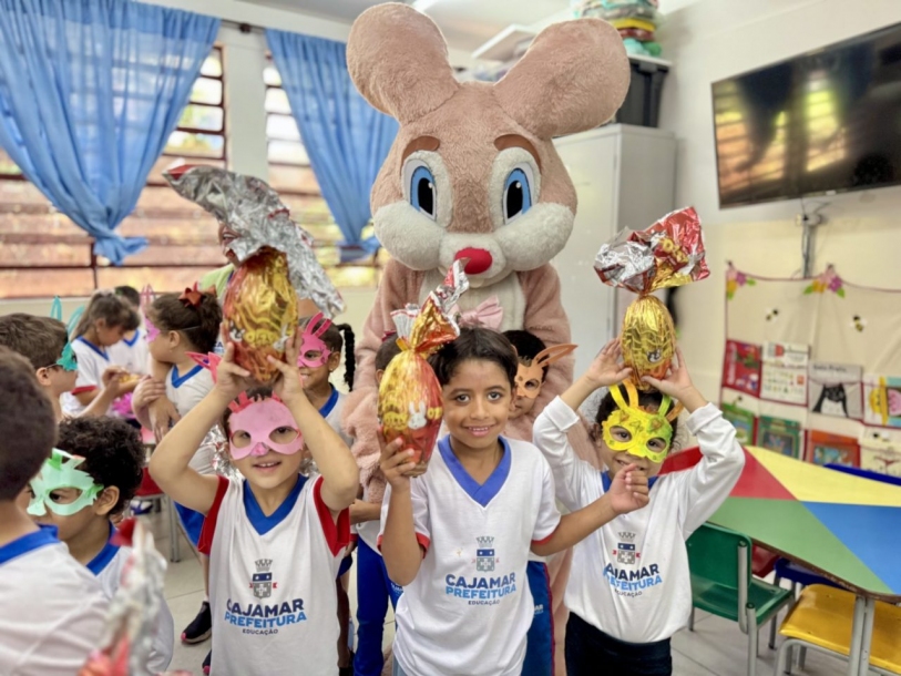 Kauan Berto entrega mais de 18 mil ovos de chocolate para os alunos da rede municipal 