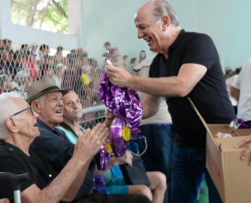 Prefeito Beto Piteri entrega ovos de Páscoa no Parque da Maturidade e emociona participantes