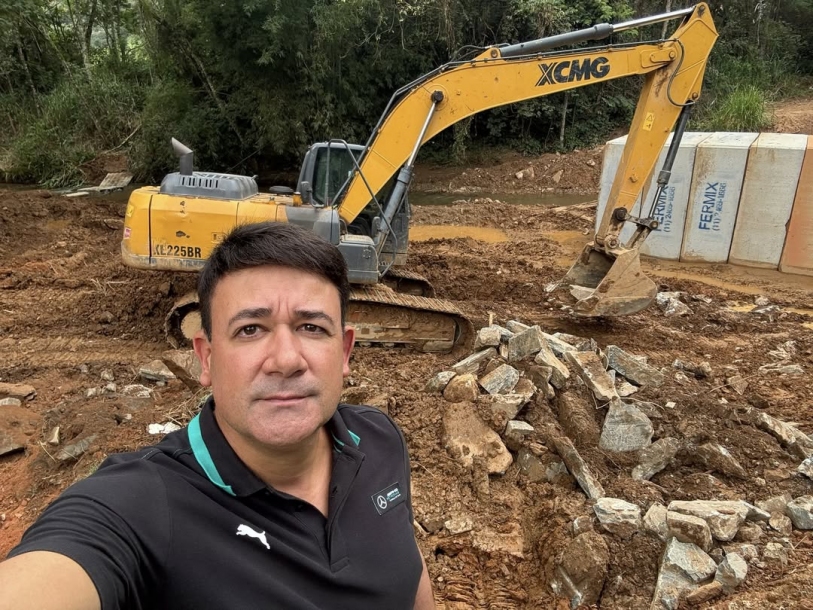 Prefeito Rodrigo Andrade realiza vistoria nas obras da nova ponte do Igavetá em Araçariguama