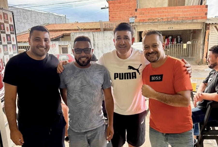 Prefeito Rodrigo Andrade percorre ruas de Araçariguama e ouve a população