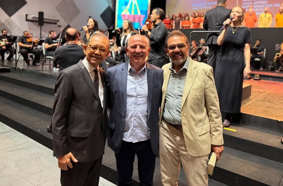 Prefeito Beto Piteri prestigia Musical de Páscoa “Cruz e Poder” na Assembleia de Deus RenovaSom