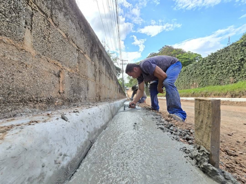 Prefeito Rodrigo Andrade anuncia novas obras de pavimentação no bairro Chácara Dora