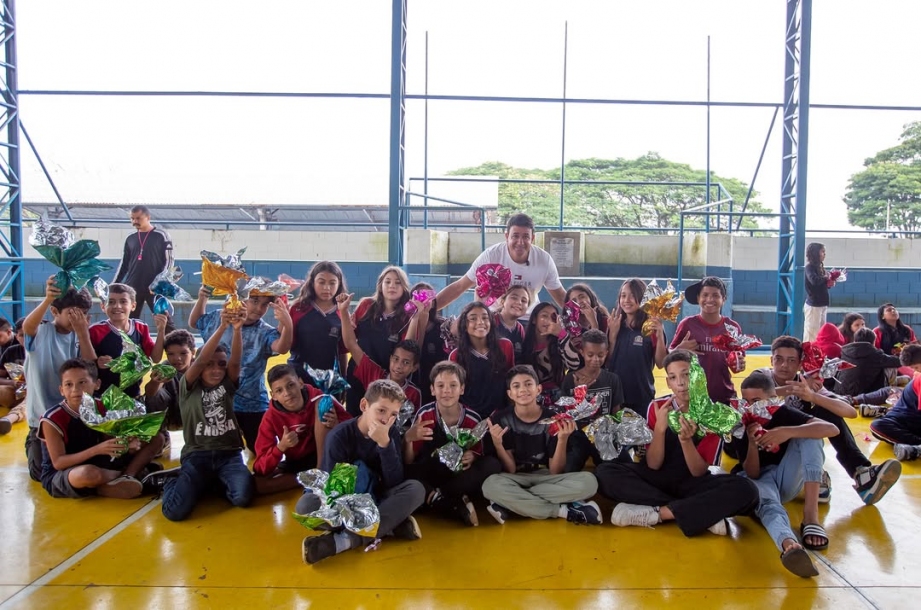 Prefeito Rodrigo Andrade entrega ovos de Páscoa para os alunos da Rede Municipal de Ensino