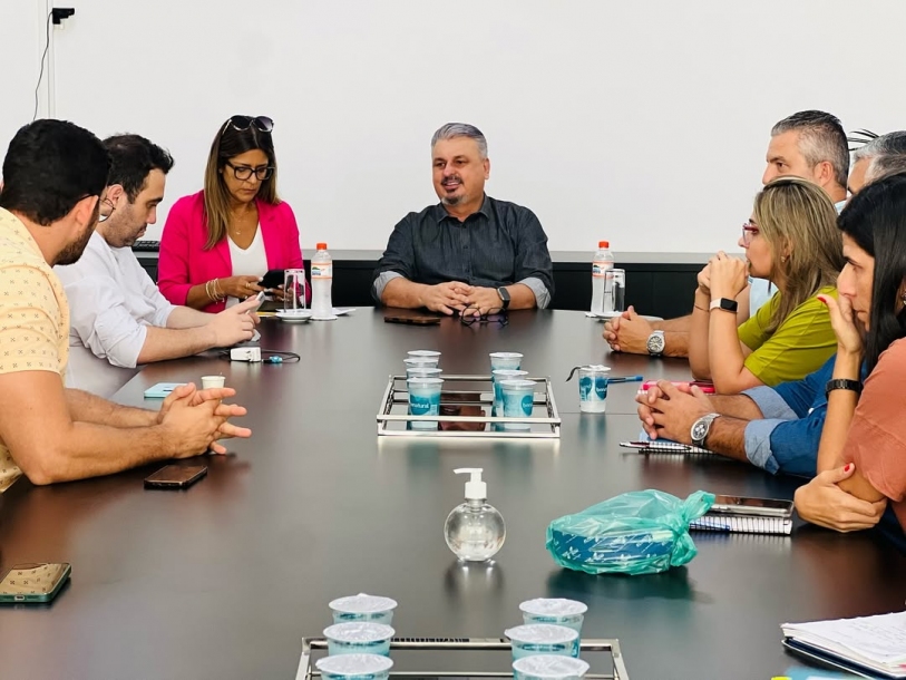 Prefeito Professor Miguel se reúne com representantes da APAE e da Saúde para alinhar nova parceria