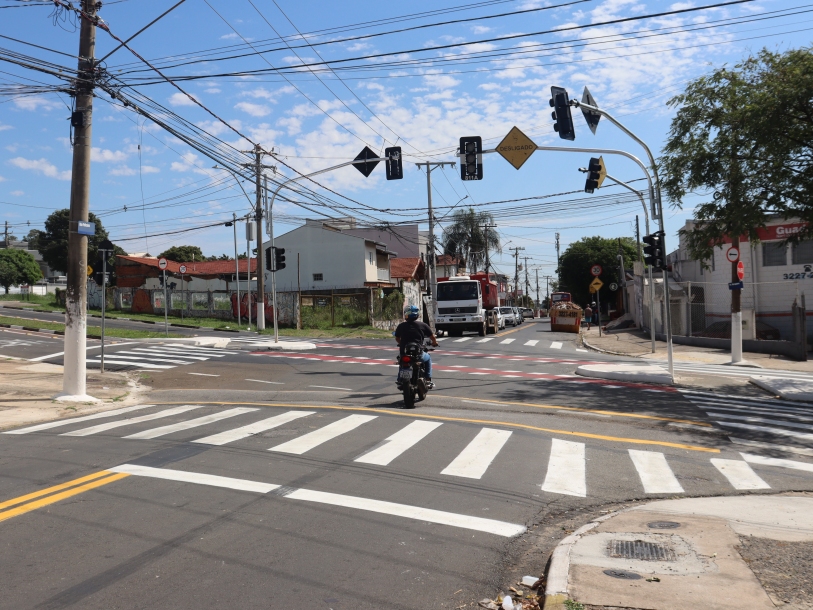 Cruzamento da avenida Ibirapuera com rua Pelicano recebe novos semáforos